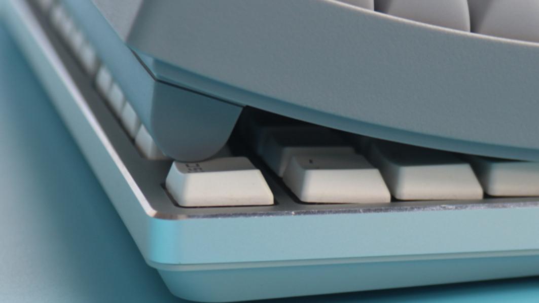 Lofree洛斐小翘50°灰三模机械键盘，符合人体工学的造型