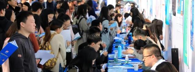 招聘|22年铁路集团开启招聘，平均收入5400以上，专科生也符合要求