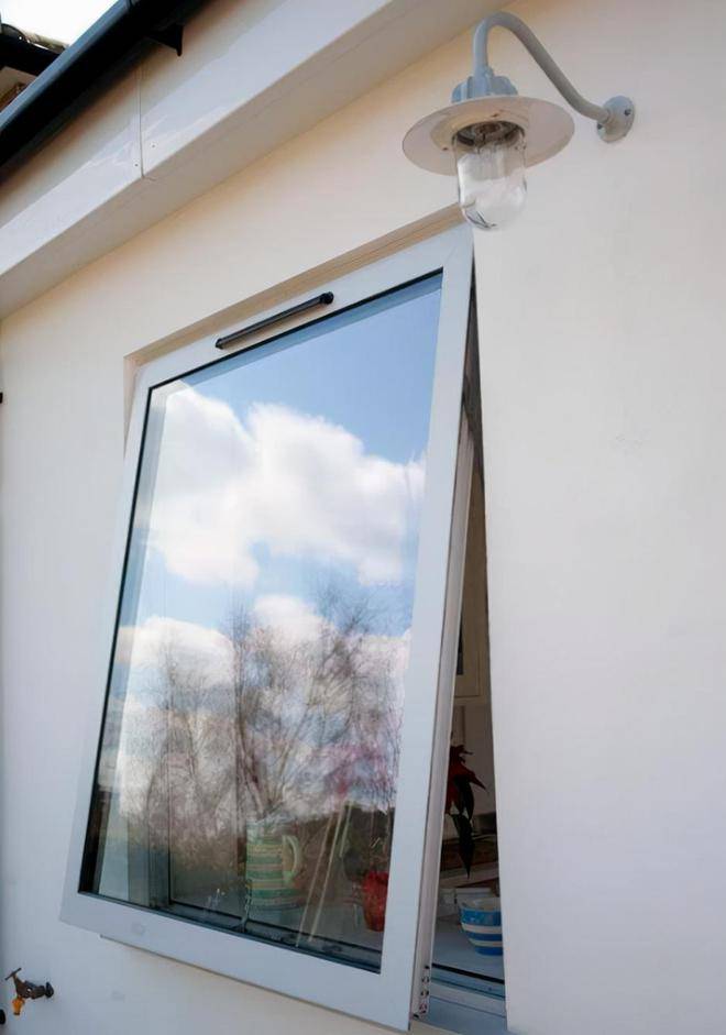 推拉窗早被淘汰了,现在流行装内开内倒窗,既安全颜值又高!