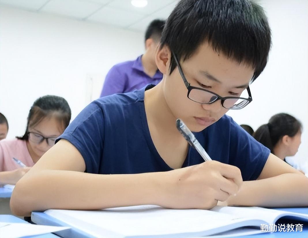 运动 初中生“标准发型”出炉，男生剪完可以接受，女生却表示没法见人