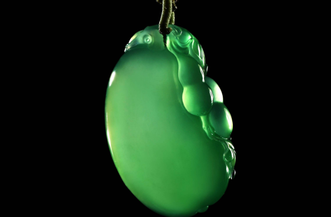 翡翠|翡翠被赋予美好寓意，翡翠的魅力独一无二，体现真挚情感