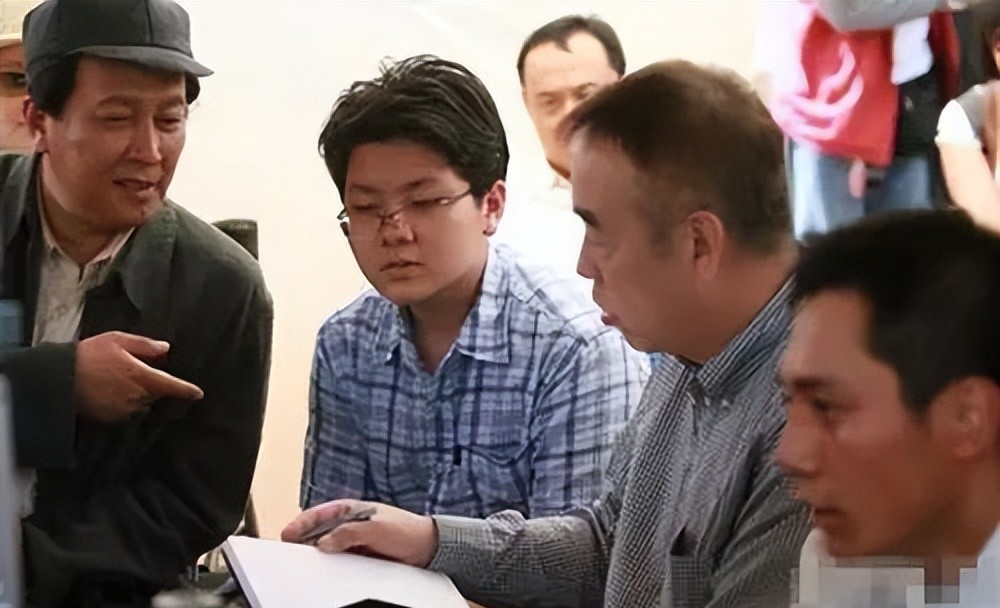 唐国强|唐国强带着妻子出街，他大儿子的照片曝光，长相让大家有点失望