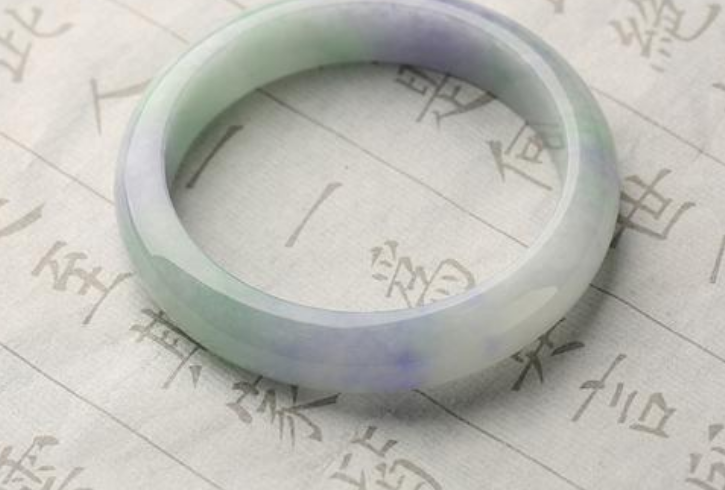 翡翠手镯|翡翠手镯昂贵吗？不同价位的手镯差距在哪里？手镯的档次之分