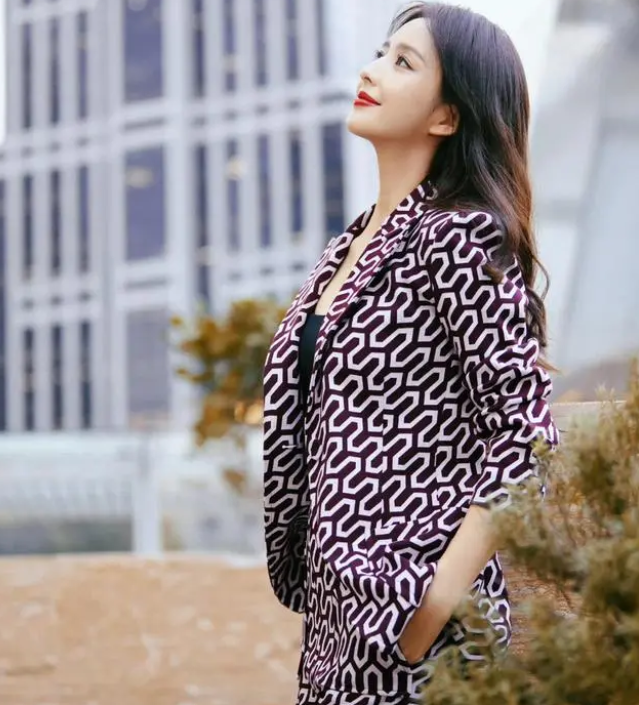 佟丽娅|佟丽娅罕见看国内大秀，造型好帅！穿成套的印花西装，风格变化大