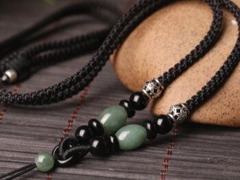 翡翠|翡翠挂绳多是暗色,白色的比较少见,这是为什么呢?