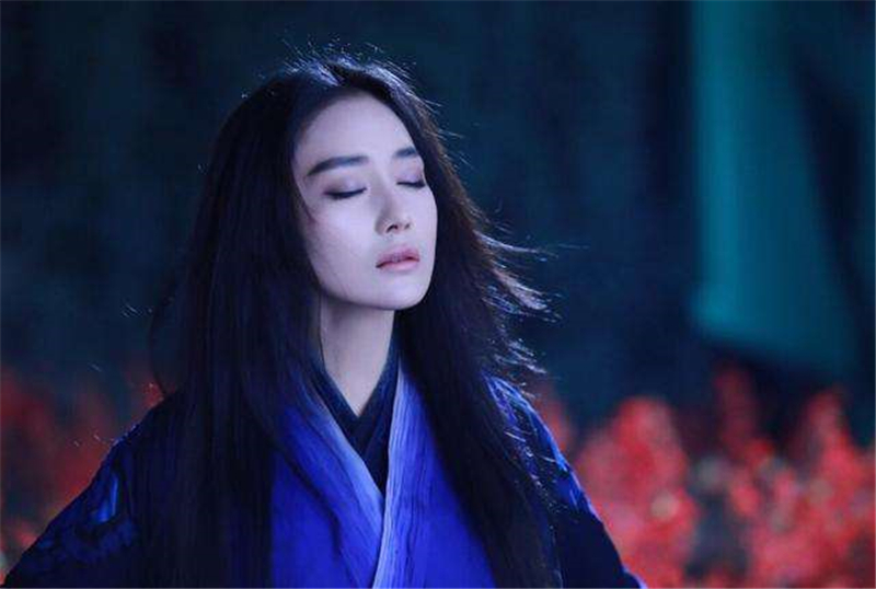 张馨予|张馨予主持金鸡奖引热议,一手烂牌打出王炸,不愧是“最美军嫂”