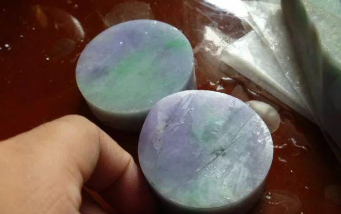 翡翠|6人共同出资40万，入手一块翡翠原石，切开以后胆战心惊！