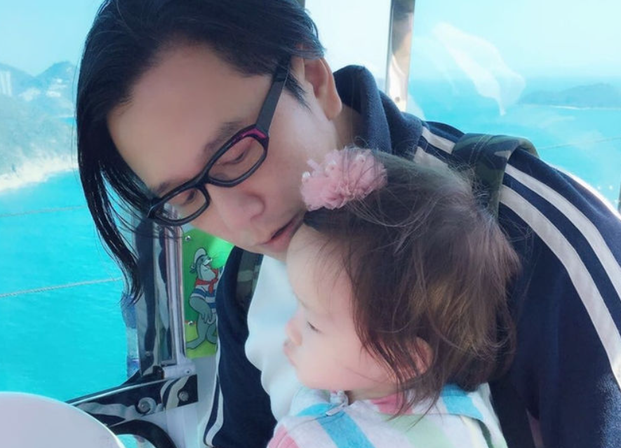 |温兆伦为了女儿学习英语折腾自己到天亮，明星和常人也一样，逃不过这劫