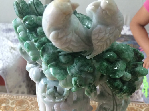 翡翠|在拍卖会上，翡翠摆件被拍卖出天价，它真的值这个价格吗？