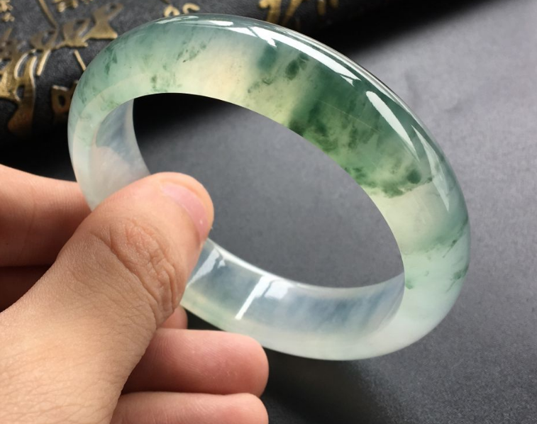 翡翠|翡翠手镯上的飘花,拥有了这样的特性,手镯价格就会翻好几倍