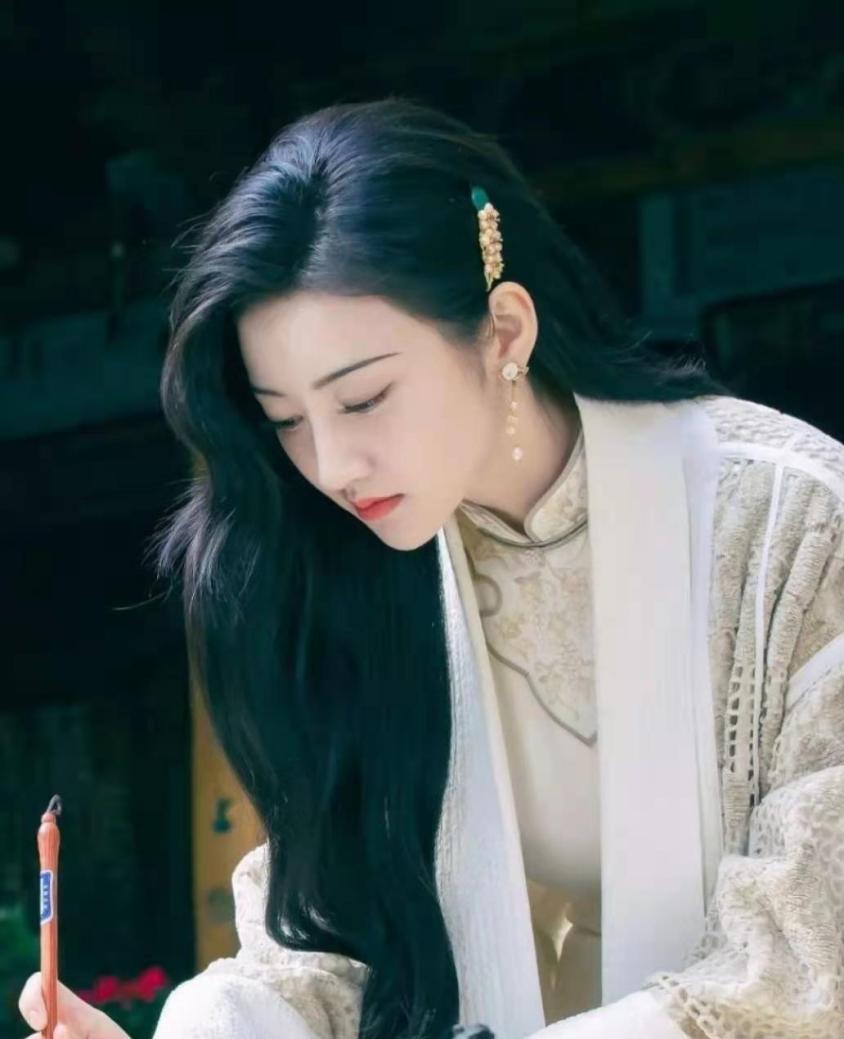 景甜|景甜演绎时尚封面大片，极具先锋感和时尚感