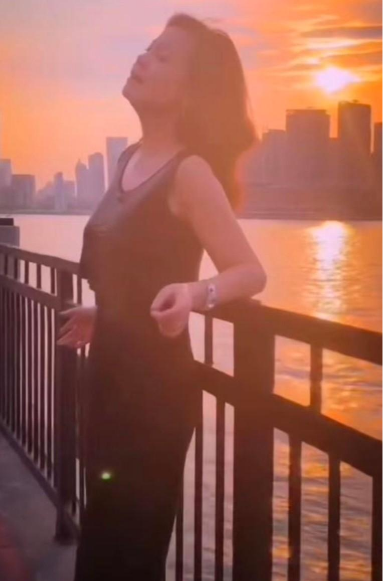 周冰倩|53岁周冰倩晒唱歌视频,身材曼妙曲线动人,气质妩媚皮肤仍少女