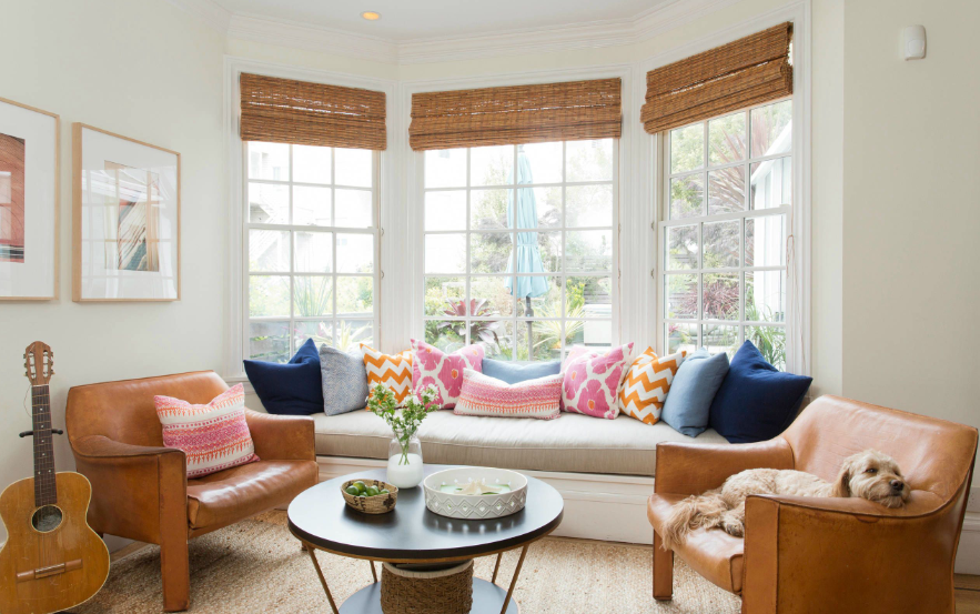 客厅有个飘窗,怎样装修比较好?