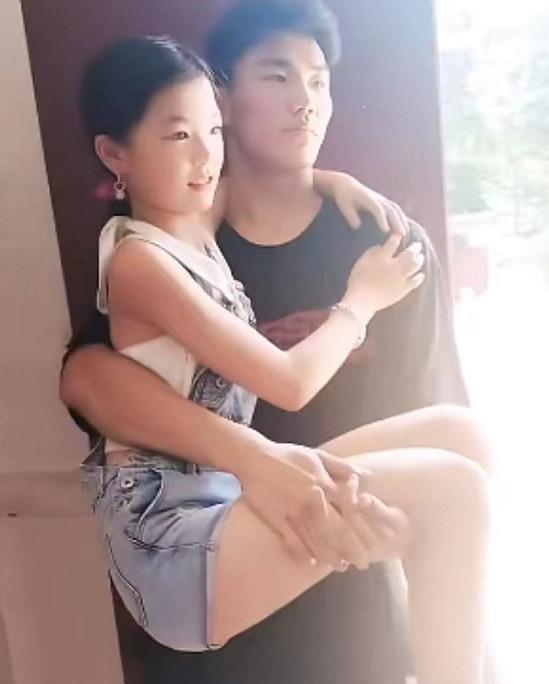 ?安徽一位母亲晒出兄妹情深,哥哥搂着妹妹睡觉,网友:女儿已经不小了