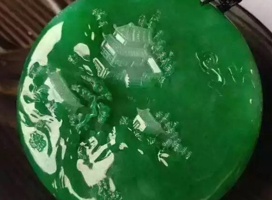 翡翠|佩戴多个翡翠饰品，不会破财还增添美观性？千万不要同时佩戴两个