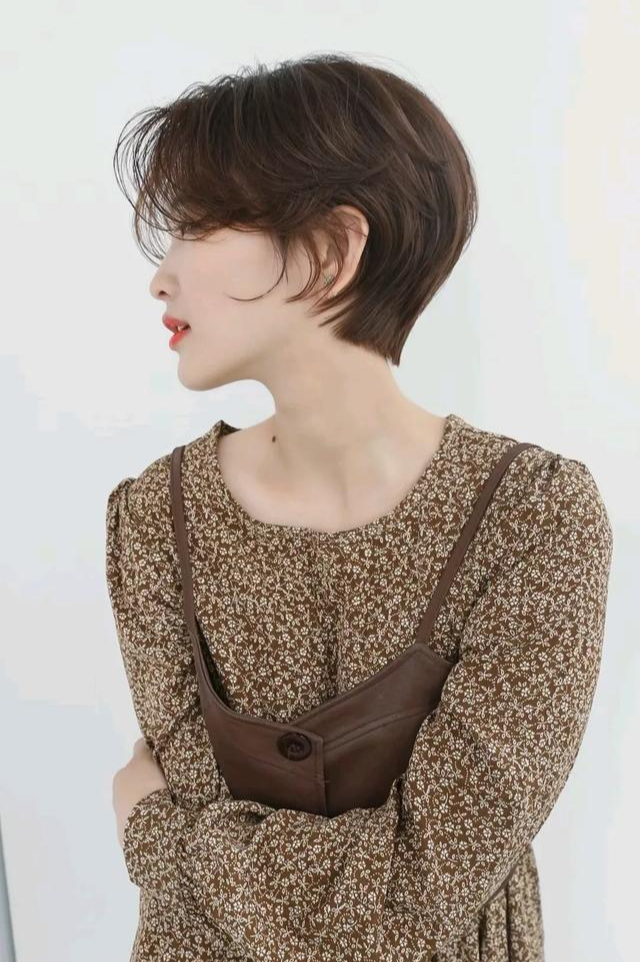 发型 40岁左右的女性，发型这样剪，时尚年轻不老气