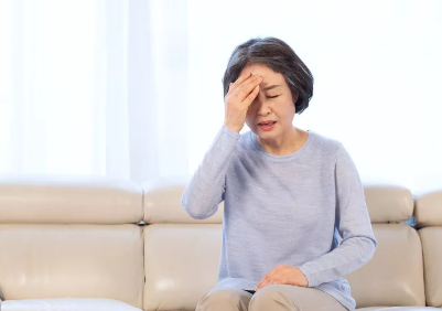 脑梗|爱吸烟的人，“头部”出现4种异常，或是脑梗上门，早查一下脑CT