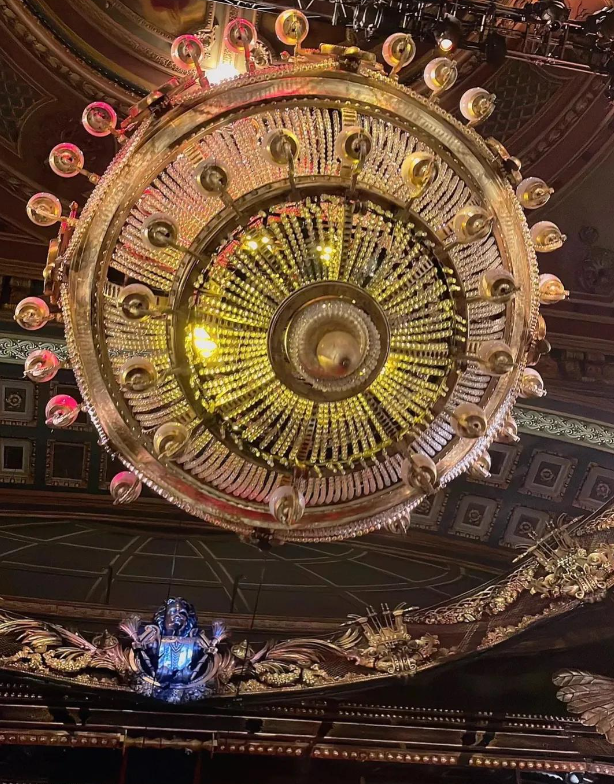 王诗龄|李湘又炫富了，带着王诗龄在英国看歌剧，女儿的一身行头价值近10万