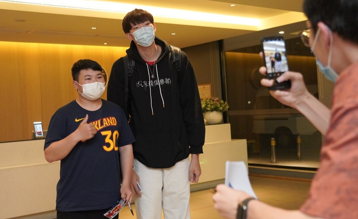 周琦|周琦启程回国，CBA三支俱乐部在抢，北京队优势比较大