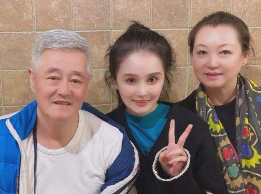 赵本山|赵一涵曝光恋情,赵本山十分嫌弃,在直播间说“女婿”坏话,还把女儿气哭了