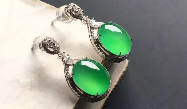 翡翠|价格悬殊很大的翡翠饰品，仔细观察有很大区别，已经成为了艺术品