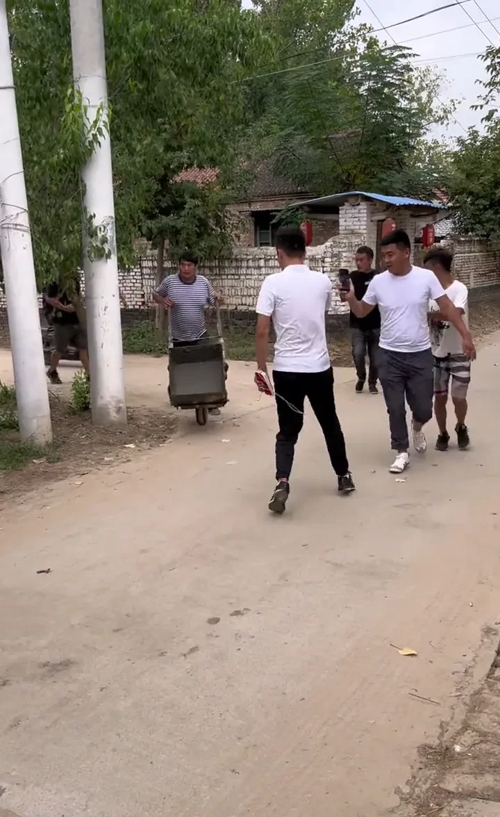 朱之文|著名歌唱家大衣哥一大早就推着三轮车整理后院