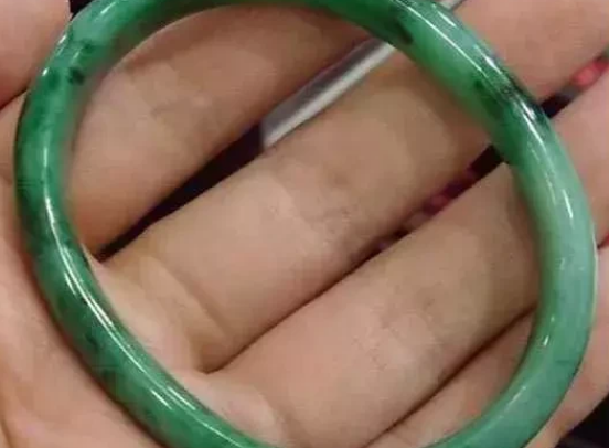 翡翠手镯|翡翠手镯知多少？手镯的来历，以及所具有的美好寓意