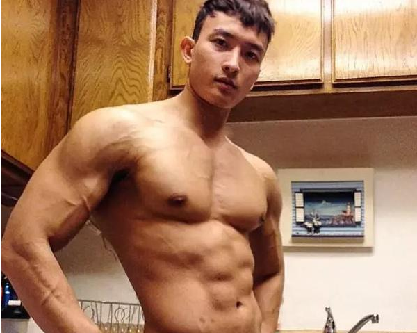 俯卧撑|瘦子每天做100俯卧撑吃3个鸡蛋 2个月后,肌肉会变成什么样?