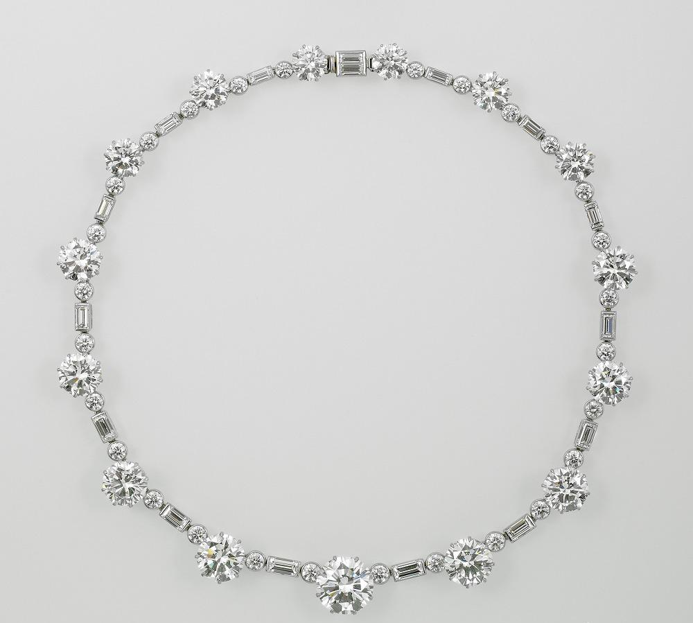 伦敦白金汉宫举办“女王的继承”的珠宝展