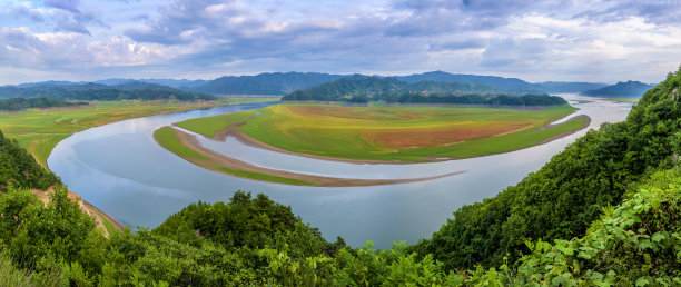 天柱|中国第一古瑶池天柱周围山峦叠嶂,形似人工雕琢