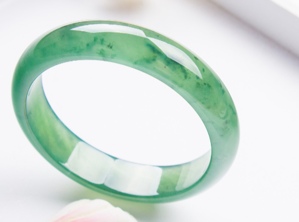 翡翠手镯|存在裂纹的翡翠手镯能不能买?这要看裂纹的程度,自己是否会在意