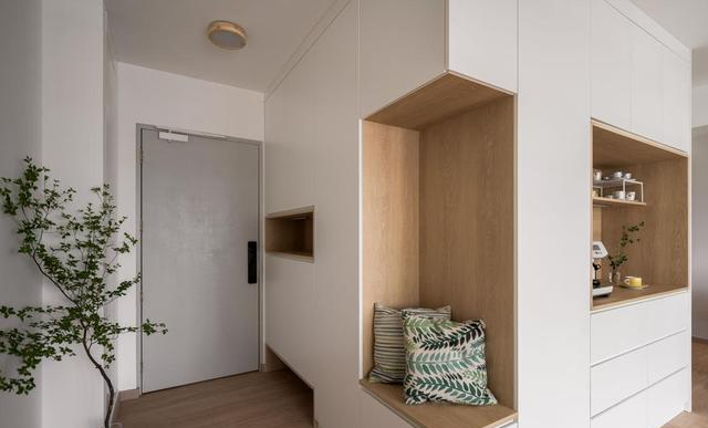 设计务实不花哨，装大量储物空间，才是这套70㎡房干净敞亮的原因