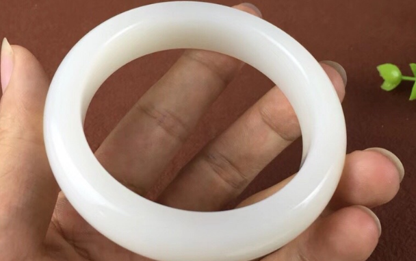 |和田玉上面的白色小点是什么?算是一种瑕疵吗?会不会影响价值?