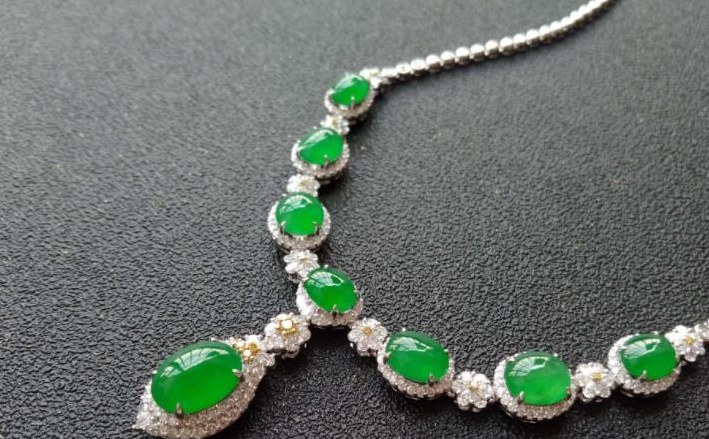 翡翠|翡翠价格相差甚多，和原料有一定的关系，翡翠的质地和价值相对应