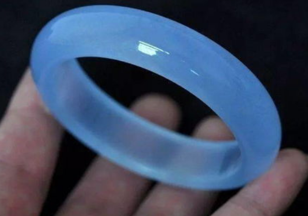 翡翠|翡翠在我们国家地位很高，能凸显自身特点，设计的款式新颖