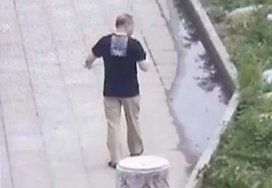 员工离职后,丈夫也离开了家,一年后他们生下了一个儿子
