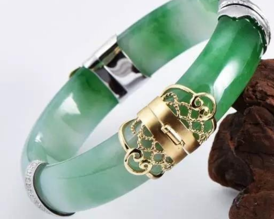 翡翠手镯|玉镯碎了怎么办?可采用包金手法,也可研磨成小蛋面