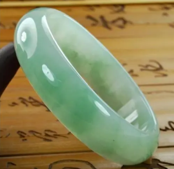 翡翠手镯|戴翡翠手镯不要大意,避免让它遭到碰撞,要好好的呵护它