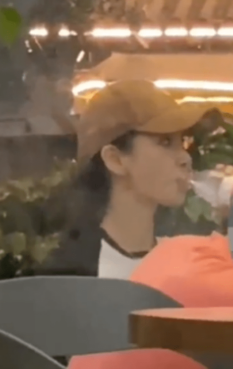 当红女星|Baby路边吃宵夜被偶遇！不化妆头发乱糟糟，大口狂吃