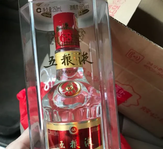 一男子以朋友结婚为由,到烟酒店购买30瓶五粮液,老板得知他是职业打假人后慌了!