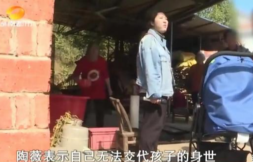 女子醉酒怀孕找老实男接盘,生下孩子后拿走彩礼消失,引邻居围攻