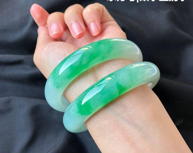 鸳鸯|翡翠手镯有很多类型,鸳鸯手镯是真特别,象征永恒的爱情