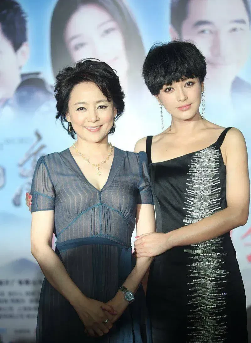 张瑜|64岁的张瑜同框42岁的秦岚，穿裙子的张瑜真是瞬间秒杀秦岚吗？