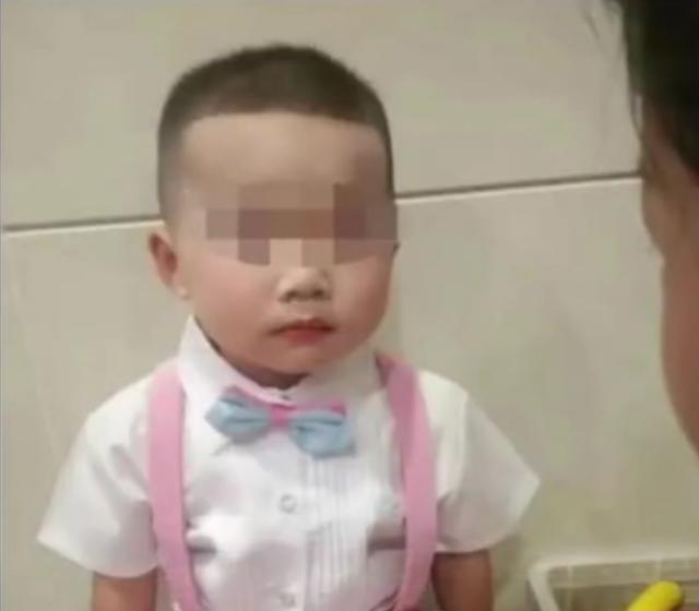 痛心!5岁男孩被后妈打骂身亡,生前被训画面曝光,看完心如刀绞