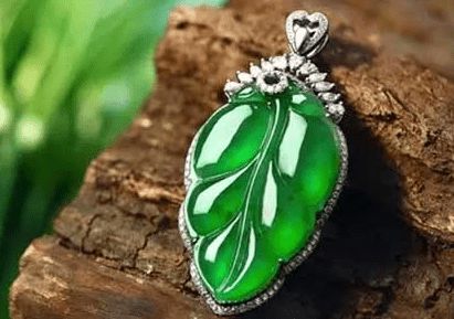 翡翠|雕刻工匠与翡翠，两个是相辅相成，互相成就的！