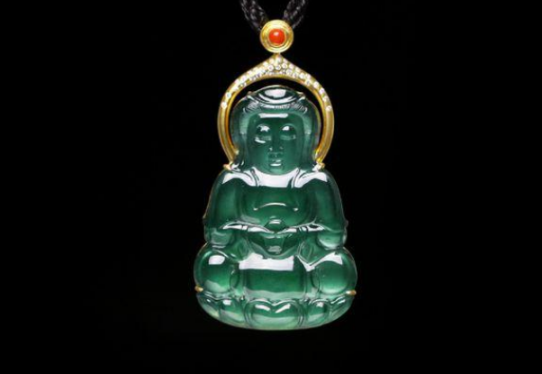 翡翠|翡翠观音拥有慈悲的面貌,可以凝神静气,男孩子戴的比较多
