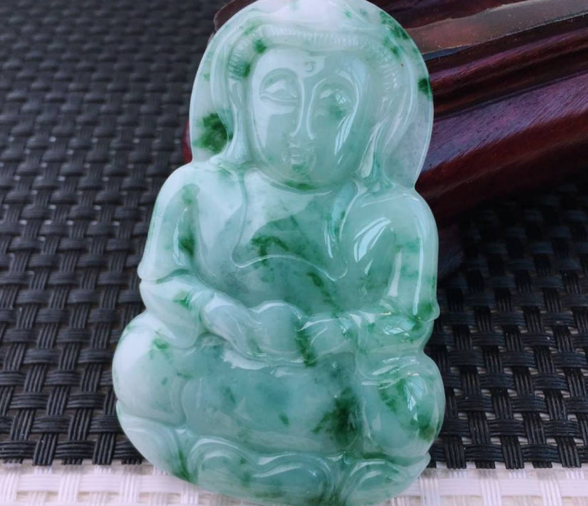 翡翠|飘花和飘色翡翠之间的差距，虽然仅有一字之差，意义却完全不同