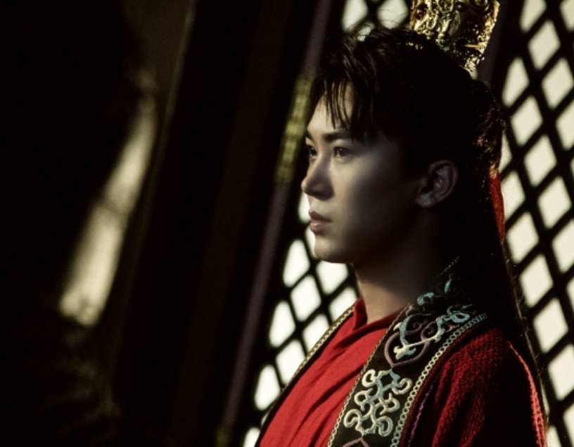 邓伦|靠着大长腿吸睛无数，曾饰演邓伦哥哥，是个实力派演员