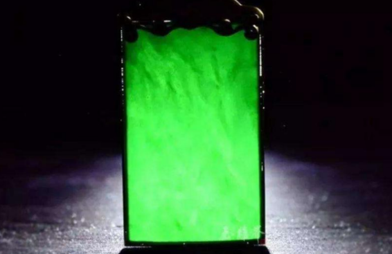 翡翠|拿一个手电筒，对翡翠进行照射，就可以判断出其内部的品质和价值