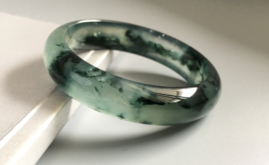 翡翠手镯|翡翠手镯为什么会降价?这几种手镯是不值钱的,看看有没有你的